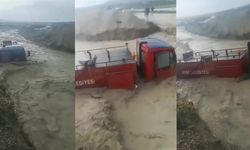 Ankara'da sağanak; itfaiye aracı sele kapıldı