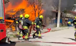 Tek katlı ev yanarak küle döndü