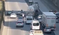 TIR'ın tekerinden kopan lastik kaplaması, zincirleme kazaya neden oldu