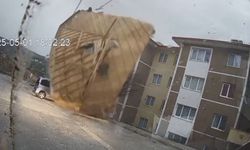 Fırtınada binanın çatısı uçtu, parçalar minibüse çarptı