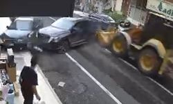 Freni boşalan iş makinesinin caddedeki araçlara çarpması kamerada; 2 yaralı