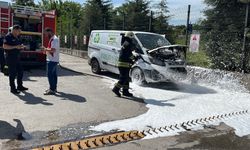 Gebze'de bitkisel yağ yüklü minibüs yandı