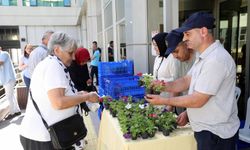 Yenimahalle'de vergisini yatırana çiçek sürprizi