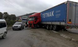 Sürücüsünün direksiyon hakimiyetini kaybettiği TIR, refüjdeki PTS direğini devirdi