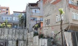 Gaziosmanpaşa'da yol çöktü, iki bina tahliye edildi