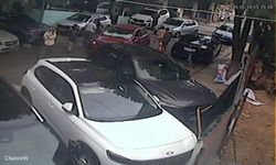 Üsküdar’da otomobil yayaya çarptı; kaza anı kamerada