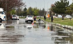 Kütahya'da sağanak; otomobilinde mahsur kalan sürücüyü polis kurtardı