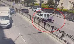 Motosikletin hafif ticari araca çarptığı kaza kamerada