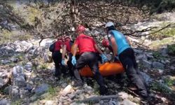 Kayalıklara düşen Alman paraşütçü, hayatını kaybetti