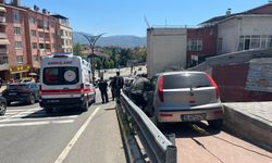 Otomobil, kırmızı ışıkta bekleyen otomobile çarptı; 2'si çocuk, 5 yaralı