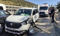 Sürücü direksiyon başında rahatsızlandı, otomobil 3 araca çarparak durabildi: 1 yaralı