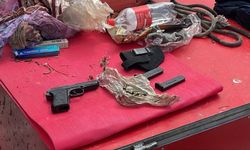 Temizlik görevlileri parkta 2 tabanca buldu