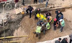 Toprak altında kalan işçinin arkadaşları tarafından kurtarılması kamerada
