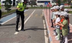 Trafik polisinden çocuklara: Biz sizi korumak için ayıyı bile döveriz