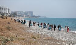 Mersin'de öğrenciler deniz kaplumbağalarının yuvalama alanlarını temizledi