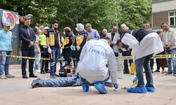 Polis sigaradan ölüm vakası canlandırmasında delil olarak izmarit topladı