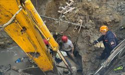 Bayrampaşa'da kanalizasyon çalışması sırasında göçük altında kalan işçi kurtarıldı