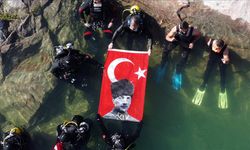 Tunceli'de 19 dalgıç, gölün 19 metre derinliğinde Atatürk'ü andı