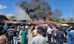 Erzincan’da sıralı dükkanların çatısında çıkan yangına müdahale ediliyor