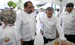 Şefler Mehmet Yalçınkaya ve Zeki Açıköz, Ankara'da Türk Mutfağı Haftası stantlarını gezdi