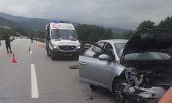 Yola düşen köpük malzemesi zincirleme kazaya neden oldu; 3 yaralı