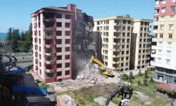 'Oturulamaz' raporu verilen 8 katlı 2 binada yıkım başladı