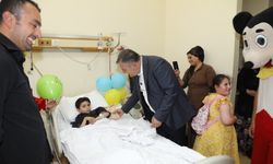 Çubuk Belediye Başkanı Demirbaş, sünnet olan çocukları ziyaret etti