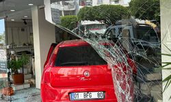 Otomobil, ayakkabı mağazasına daldı