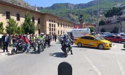 Amasya’da taksinin motosikletli polise çarptığı kaza kamerada