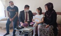 Annesinin karaciğeriyle hayata tutunan Hayrünnisa’nın karnesi, evinde verildi