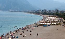 Antalya sahillerinde bayram yoğunluğu