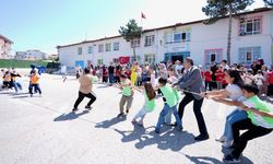 Bakan Tekin, öğrenciler ile birlikte halat çekti