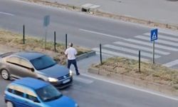 Yaya geçidinde defalarca karşıya geçip geri döndü