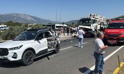 Beton mikseri otomobile çarptı; 2'si ağır 4 yaralı