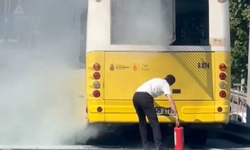 Özel halk otobüsünün motorunda çıkan yangın, şoför tarafından yangın söndürme tüpü ile söndürüldü