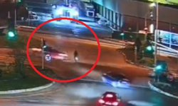 Otomobilin çarptığı motosikletli yaralandı; kaza kamerada