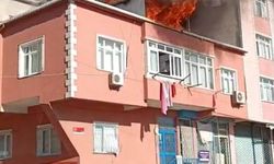2 katlı binanın çatısı alev alev yandı