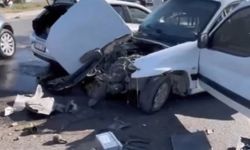 Hafif ticari araç otomobille çarpıştı : 2 yaralı
