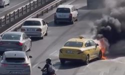 Fatih'te taksi alev alev yandı