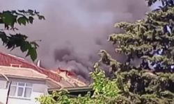 Kadıköy'de 5 katlı binanın çatısında çıkan yangın söndürüldü