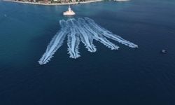 Sahil Güvenlik Komutanlığı'nın 43'üncü kuruluş yıldönümünde İstanbul Boğazı'nda gösteri