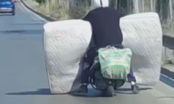 Sultanbeyli’de motosikletle yatak taşıdı