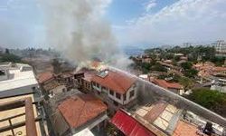 Antalya'da tarihi Kaleiçi semtindeki yangın kontrol altında