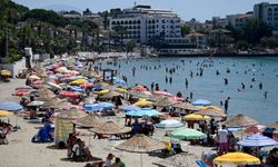 Kuşadası’nda plajlar doldu; sokaklar ve meydanlar boş kaldı