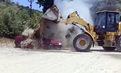Park halindeyken alev alan otomobildeki yangın, iş makinesiyle dökülen suyla söndürüldü