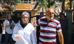Sınava alınmayan öğrenciyi babası teselli etti