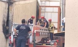 Temizlemeye girdiği talaş emme makinesine sıkışan işçiyi itfaiye kurtardı