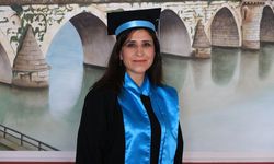 Kızına örnek olmak isteyen 48 yaşındaki kadın üçüncü üniversitesini tamamladı