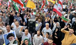 İranlılar, Tahran'daki İnkılap Meydanı'nda ateşkes sonrası "ABD ve İsrail'e karşı zafer" kutlaması yaptı