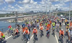 İstanbullular çevre ve trafik farkındalığı için Avrupa'dan Asya'ya pedal bastı